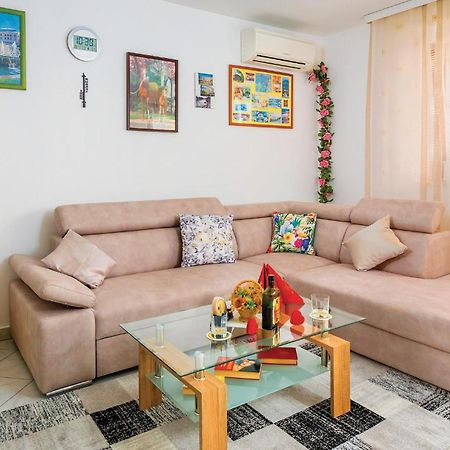 2 Bedroom Gorgeous Apartment In Rabac Buitenkant foto