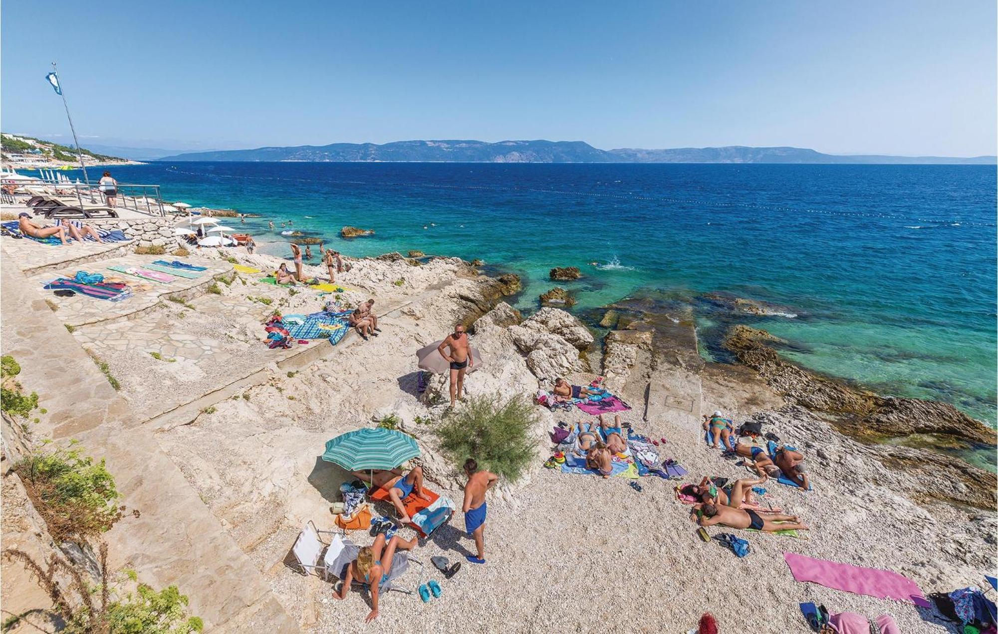 2 Bedroom Gorgeous Apartment In Rabac Buitenkant foto