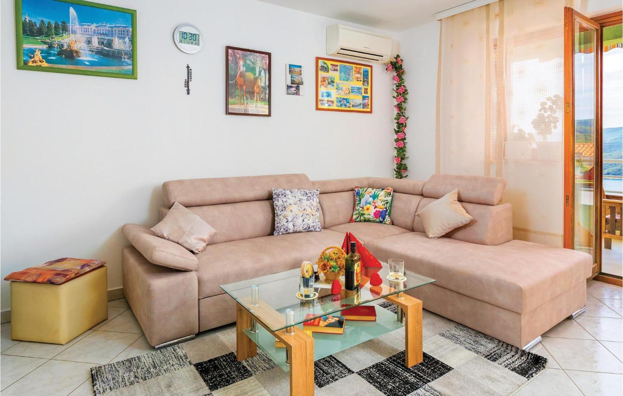 2 Bedroom Gorgeous Apartment In Rabac Buitenkant foto