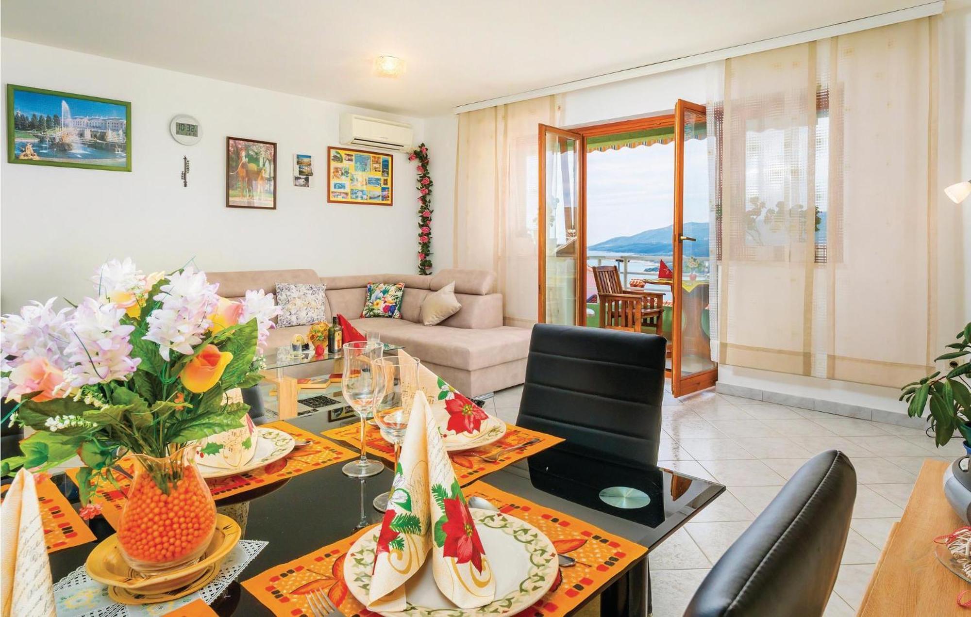 2 Bedroom Gorgeous Apartment In Rabac Buitenkant foto