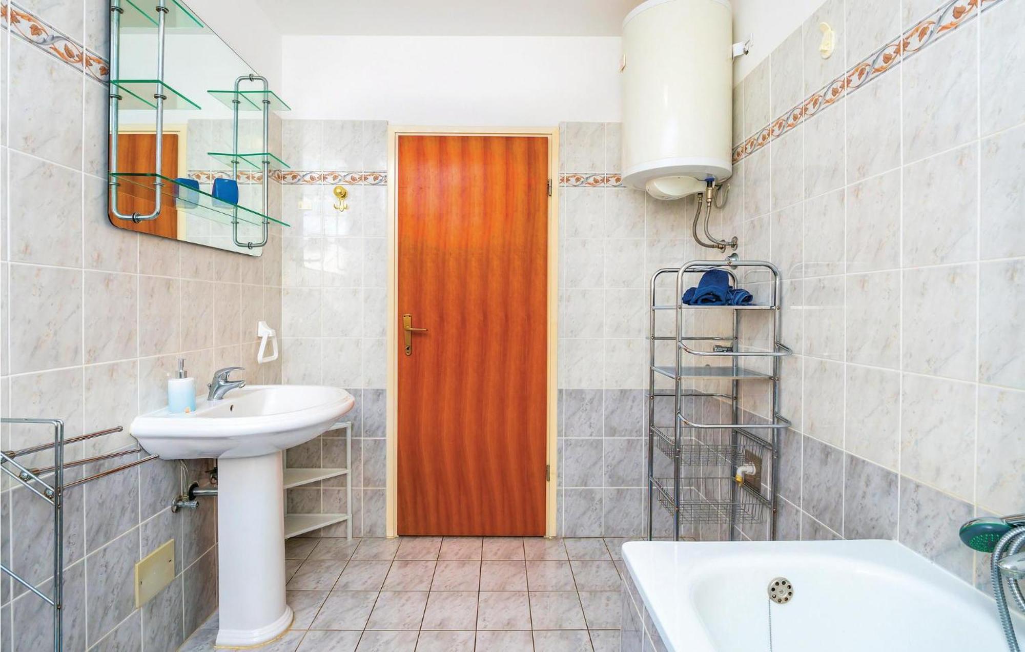2 Bedroom Gorgeous Apartment In Rabac Buitenkant foto