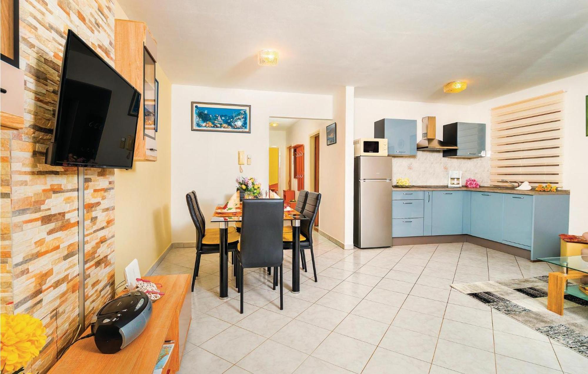 2 Bedroom Gorgeous Apartment In Rabac Buitenkant foto