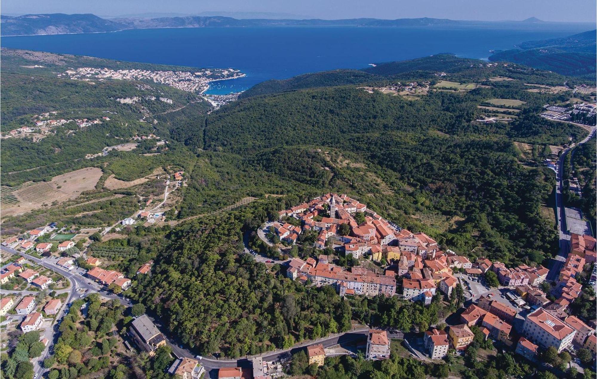 2 Bedroom Gorgeous Apartment In Rabac Buitenkant foto