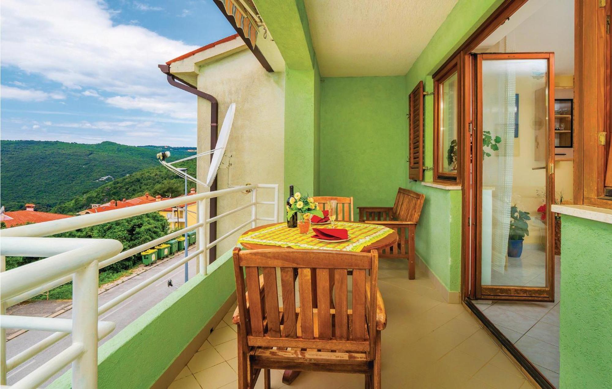 2 Bedroom Gorgeous Apartment In Rabac Buitenkant foto